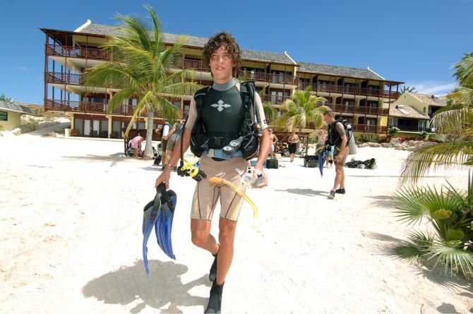 Thomas Dekker gets ready to scuba dive in 2006