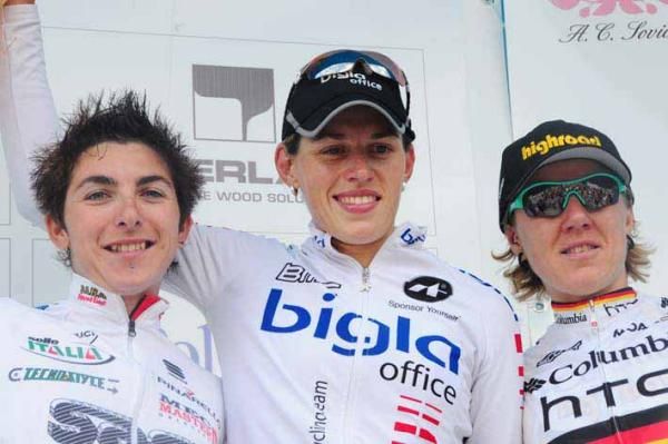 Noemi Cantele tops the podium with Giorgian Bronzini (L) and Ina Teutenberg (R) after stage 5
