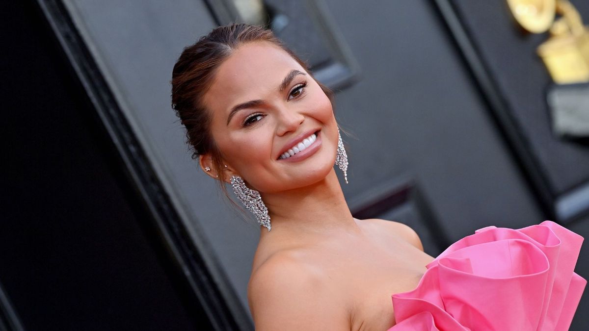 Chrissy Teigen uses this versatile blanket '365 days a year' Homes