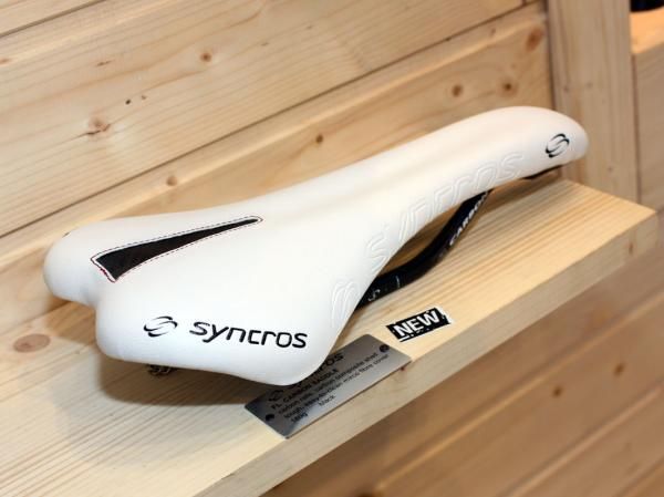 The new Syncros FL Carbon saddle features carbon rails and a claimed weight of 180g, all with a reasonably generous layer of padding, too.