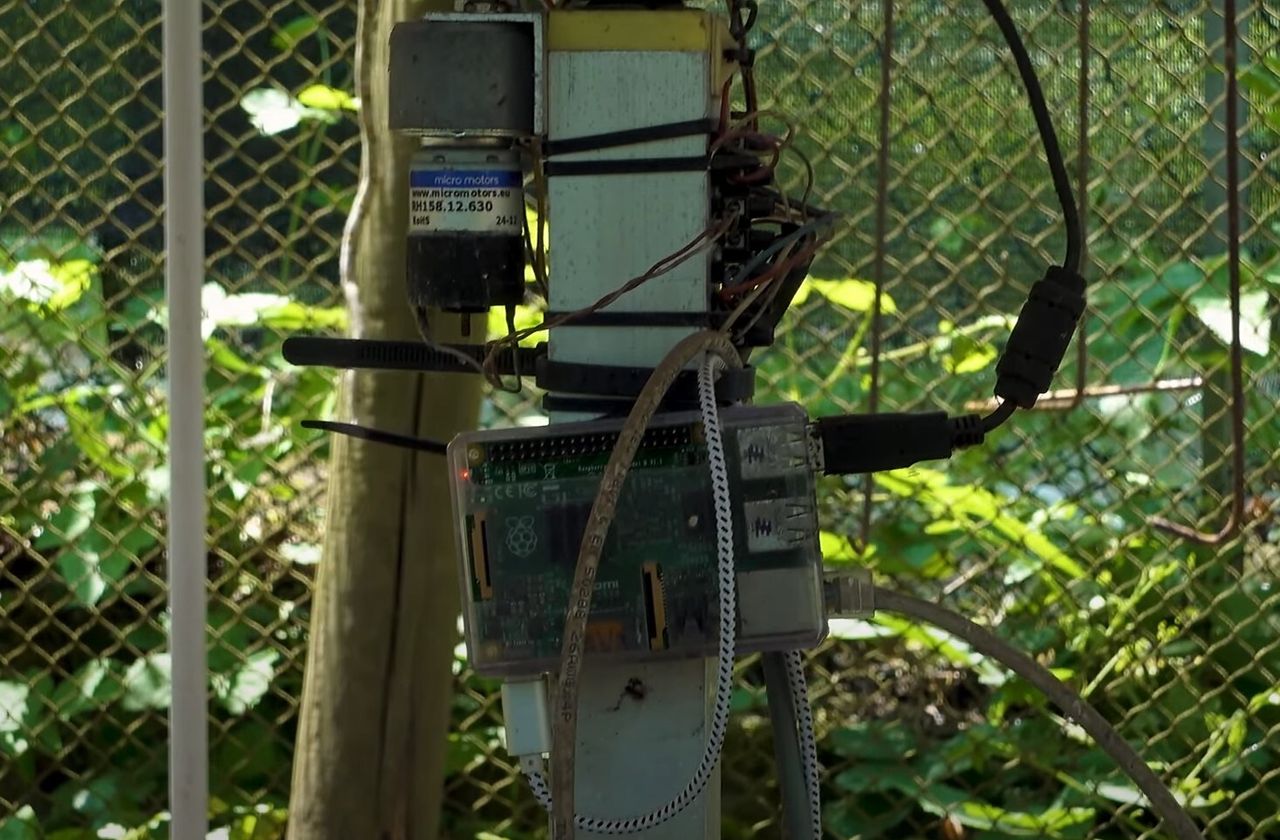 Tom Scott drives a Raspberry Pi powered submarine simulator
