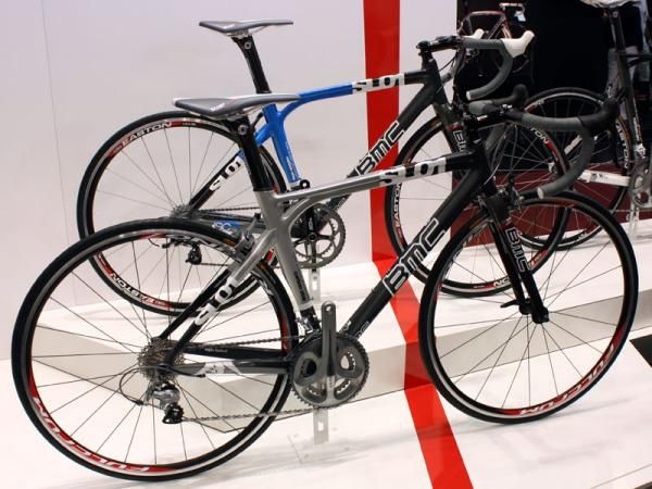 The mid-range SL01 bears the look of a carbon frame but actually uses an aluminum front triangle.