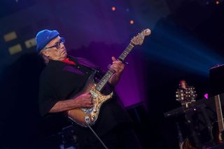 Ry Cooder in 2017. Note the slide on the pinkie, freeing him up to incorporate fretted chords in his playing.