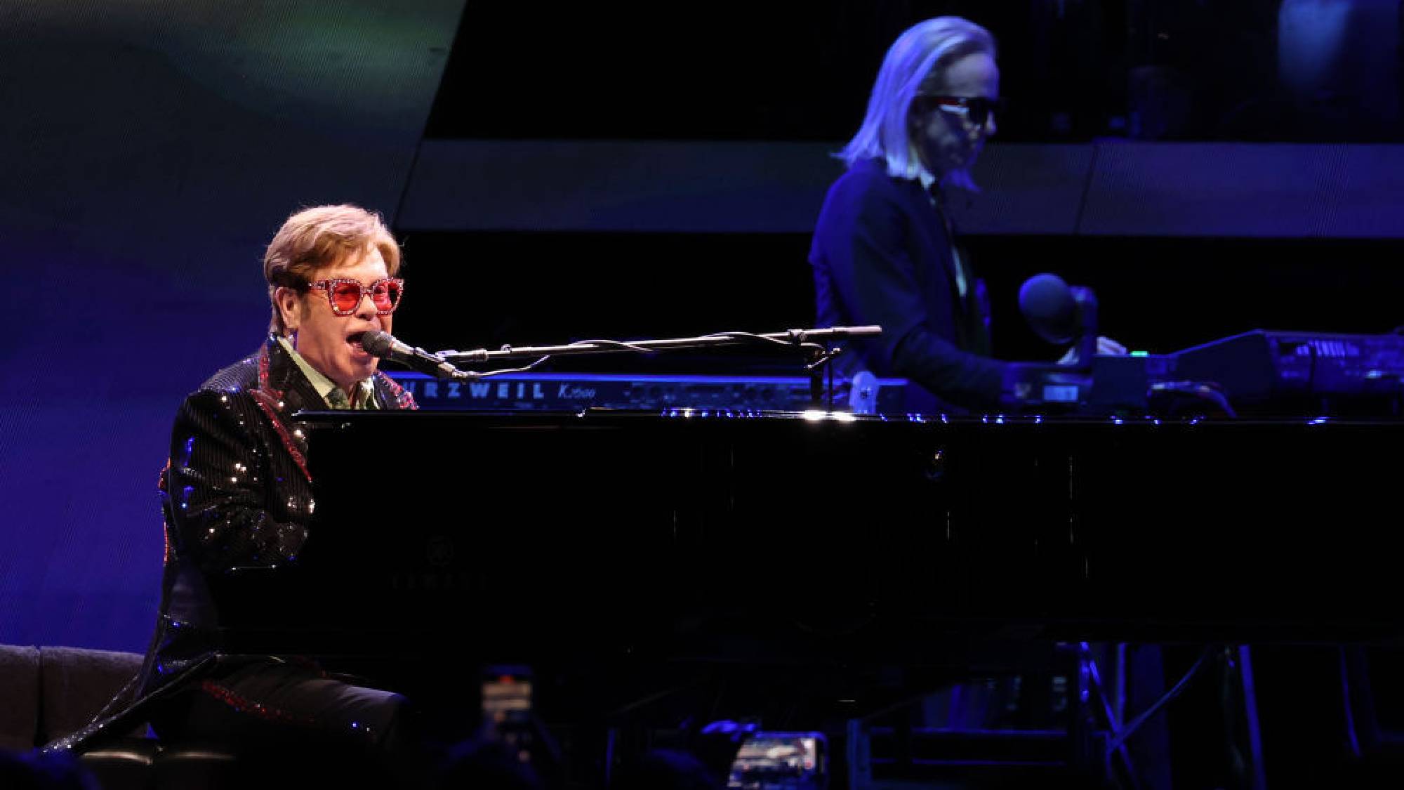 Sir Elton John actúa en directo en el escenario durante su 
