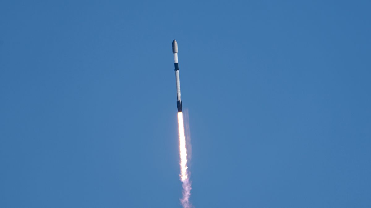 SpaceX launches 24 Starlink satellites to orbit from California (video)