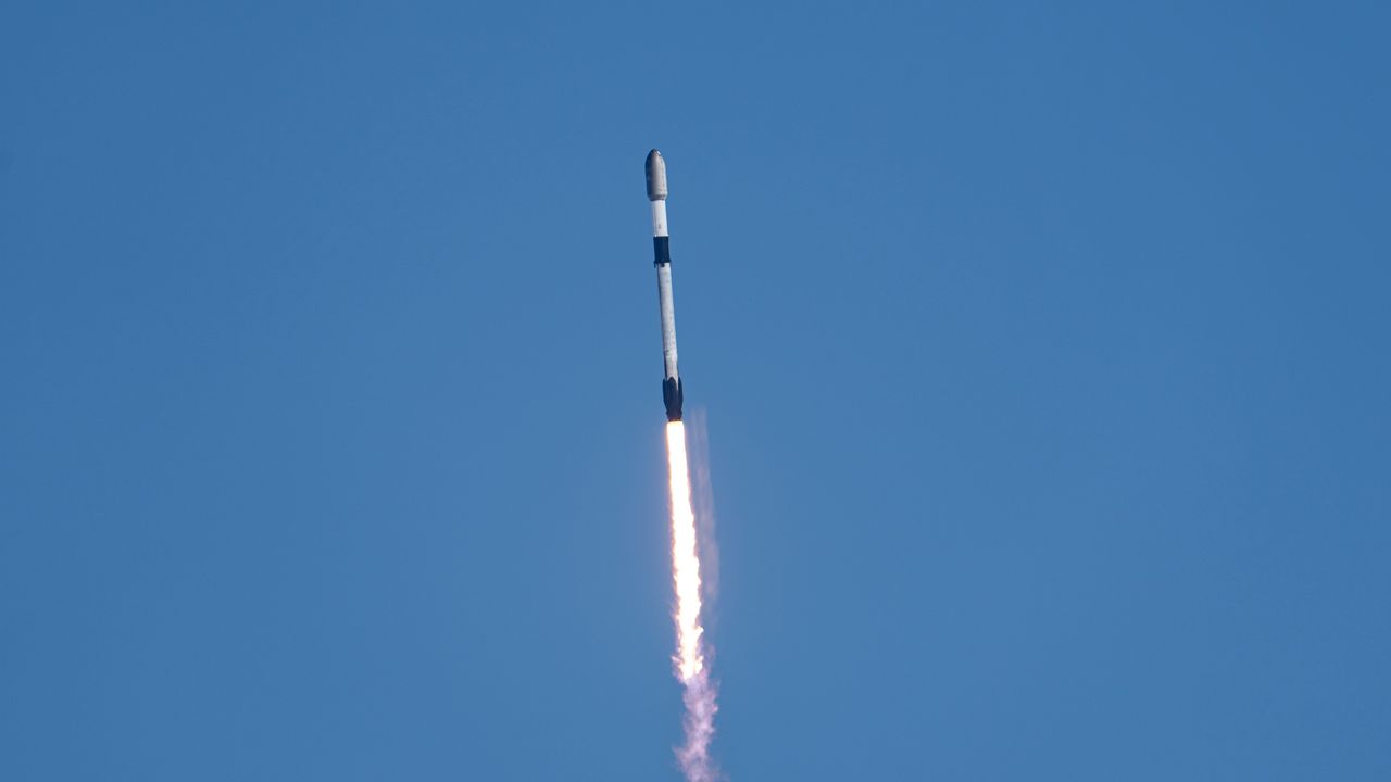 SpaceX launches 24 Starlink satellites to orbit from California (video)