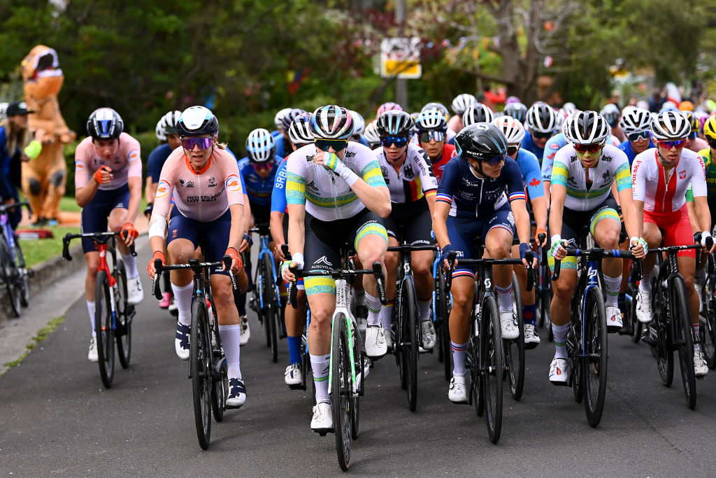 WOLLONGONG, AUSTRALIA - SEPTEMBER 24: (L-R) Annemiek Van Vleuten of Netherlands, Sarah Roy of Australia, Juliette Labous of France, Brodie Chapman of Australia and Katarzyna Niewiadoma of Poland compete during the 95th UCI Road World Championships 2022 - Women Elite Road Race a 164,3km one day race from Wollongong to Wollongong / #Wollongong2022 / on September 24, 2022 in Wollongong, Australia. (Photo by Tim de Waele/Getty Images)