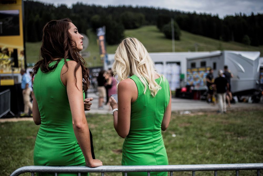 The podium hostesses also have time to kill waiting for the peloton.