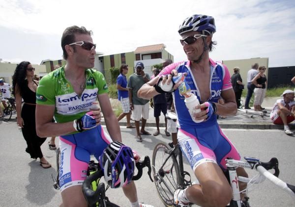 Petacchi and Hondo have a drink