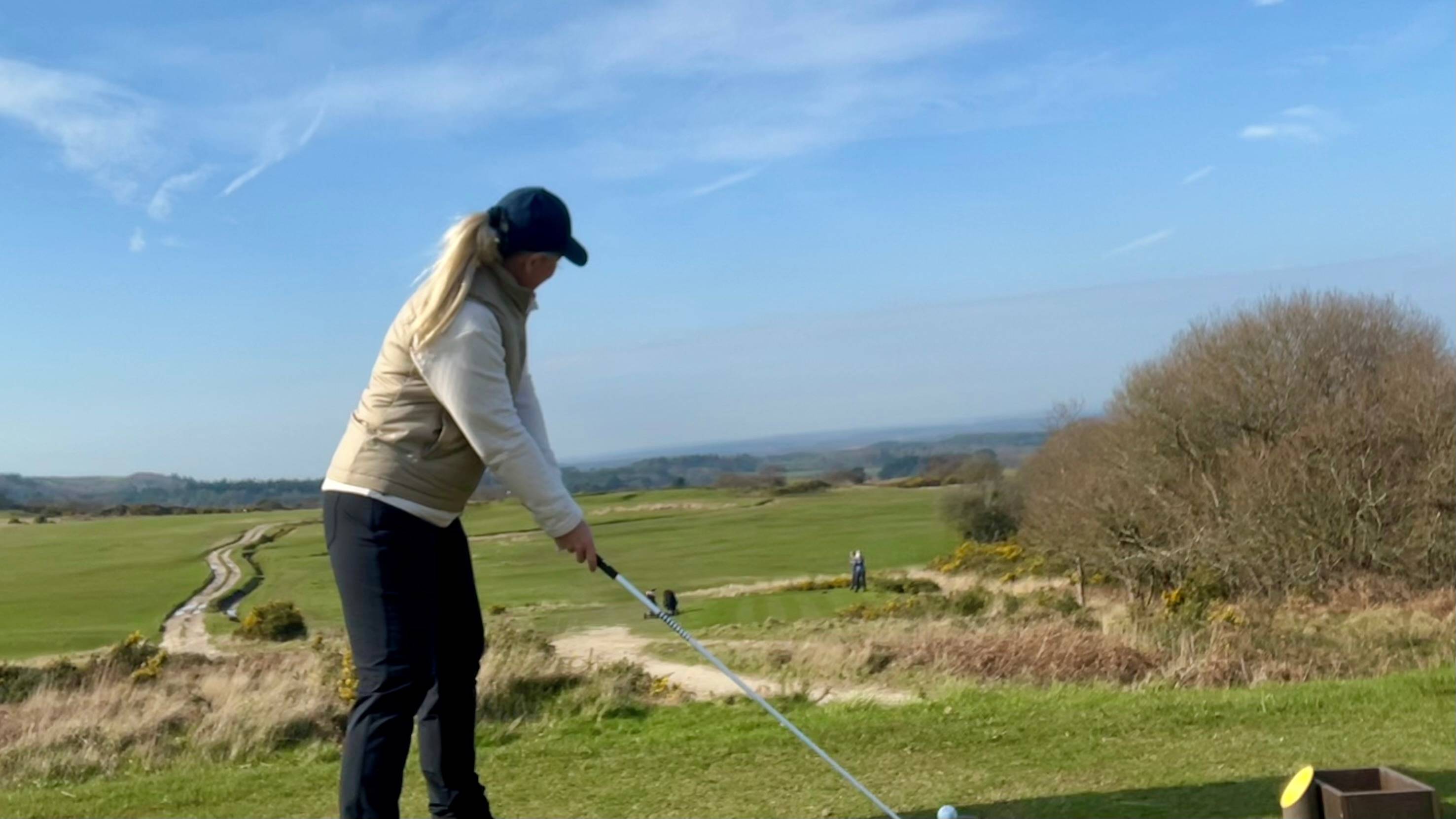Carly Cummins playing off yellow tee