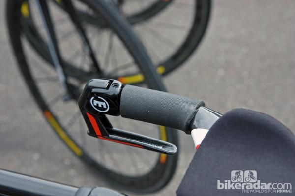 This Garmin-Sharp Cerv&eacute;lo P5 has basic rubber grips installed on the base bars.
