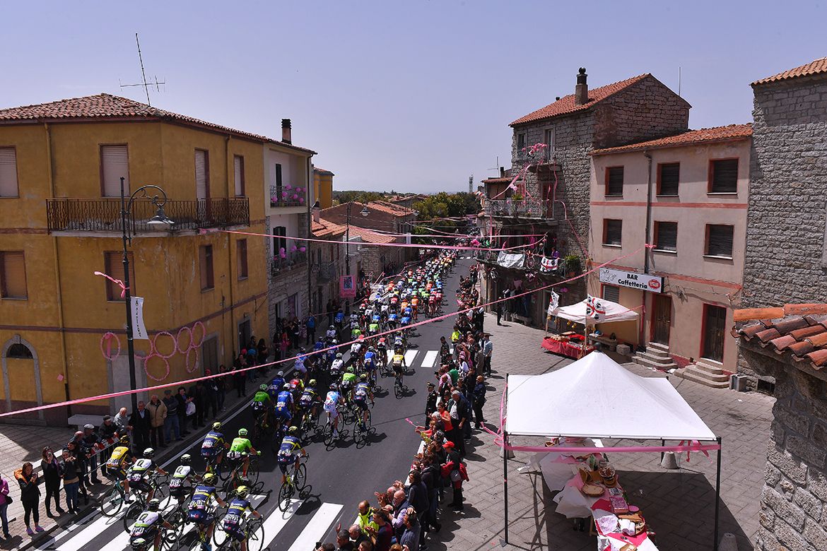 The pack in the early goings of Giro stage 2