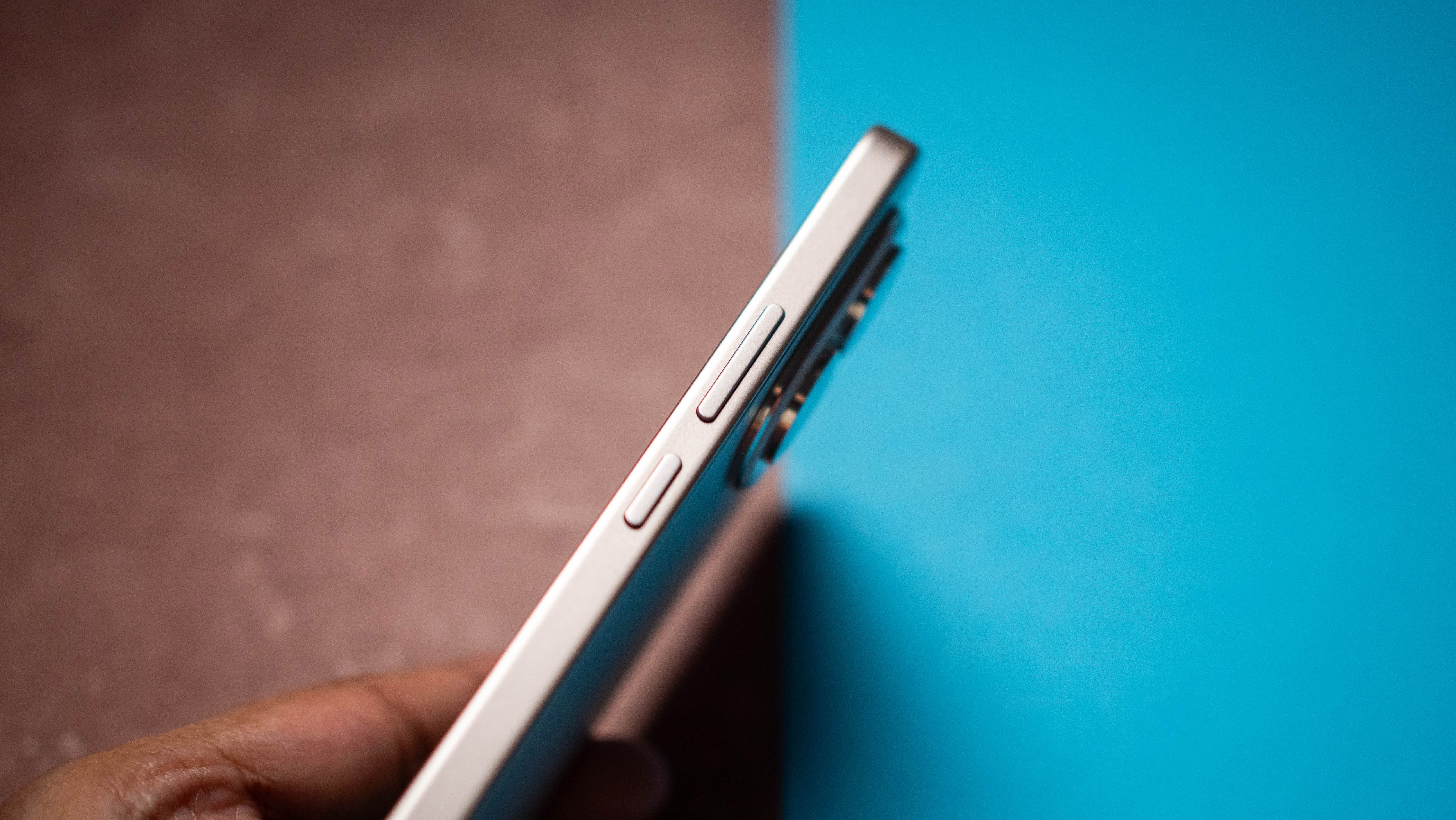 Honor 400 side view with the power and volume buttons