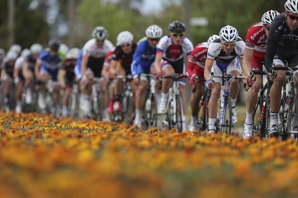 The peloton gets strung out in Balranald
