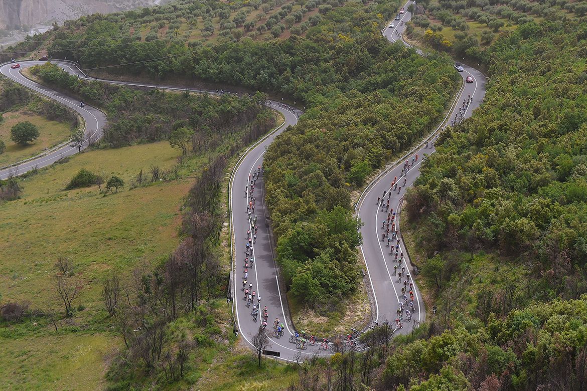 The peloton makes its way through Southern Italy on stage 7 of the Giro d'Italia.