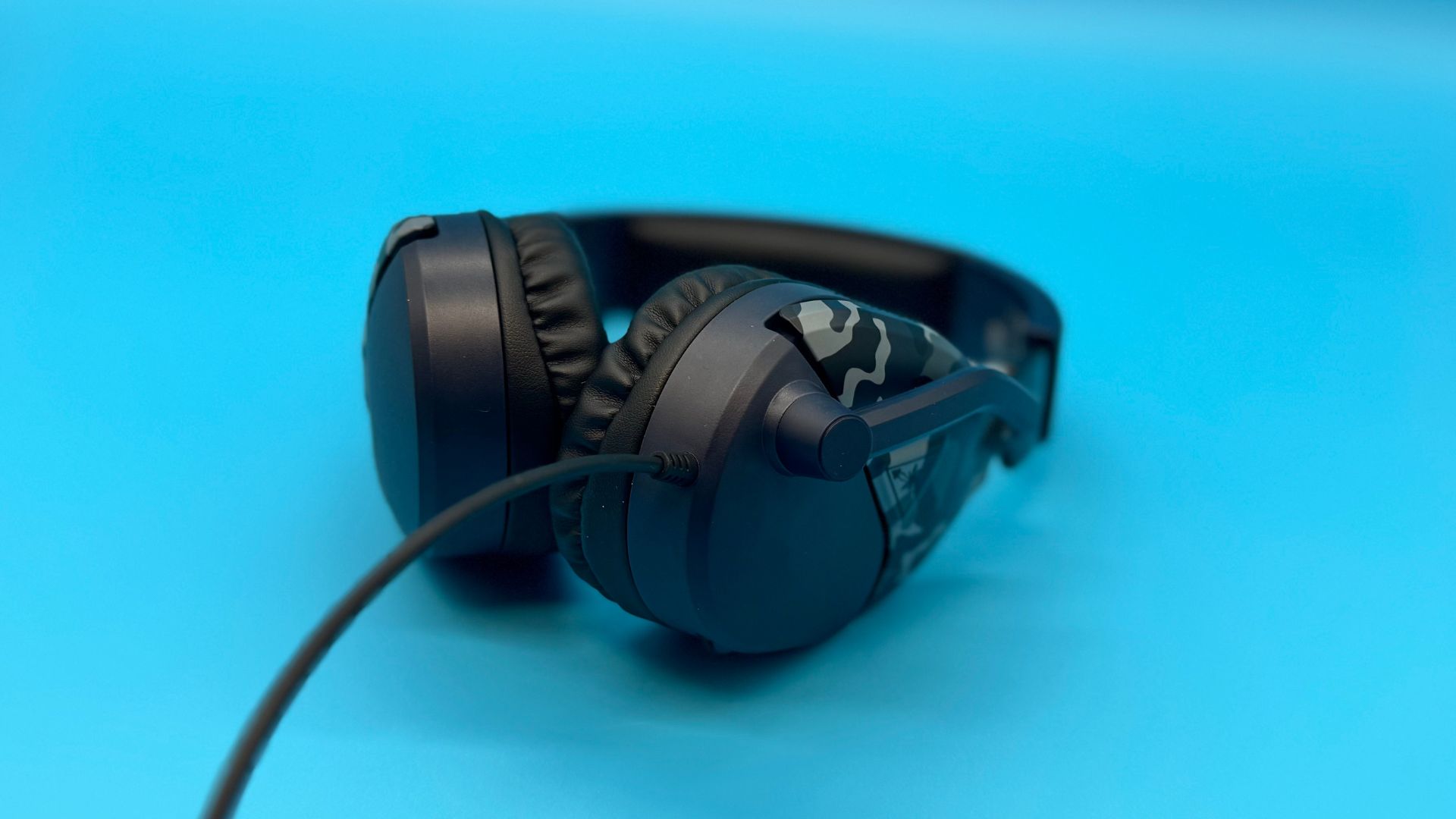 Turtle Beach Recon 70 on a blue background