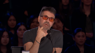 Simon Cowell watching family singing group L6 on America's Got Talent Season 19x04