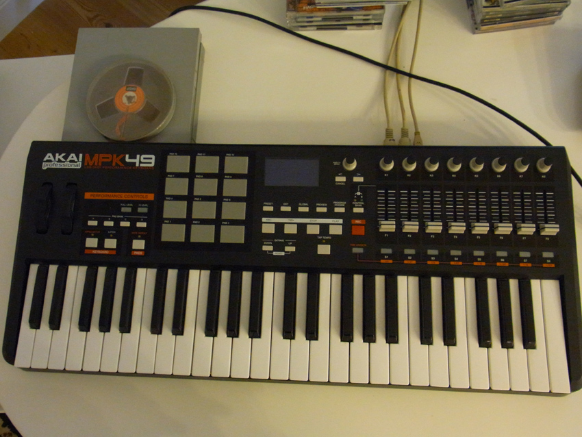 MIDI controller keyboard