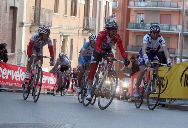 Stefano Garzelli (Acqua e Sapone) heads to the finish.