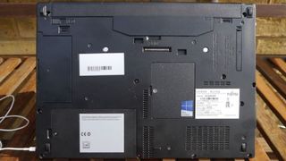 Fujitsu LifeBook E736 bottom