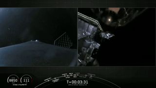 La segunda etapa del cohete Falcon 9 se separa con el satélite GPS III-SV04 de la Fuerza Espacial de EE. UU. Poco después del despegue el 5 de noviembre de 2020.