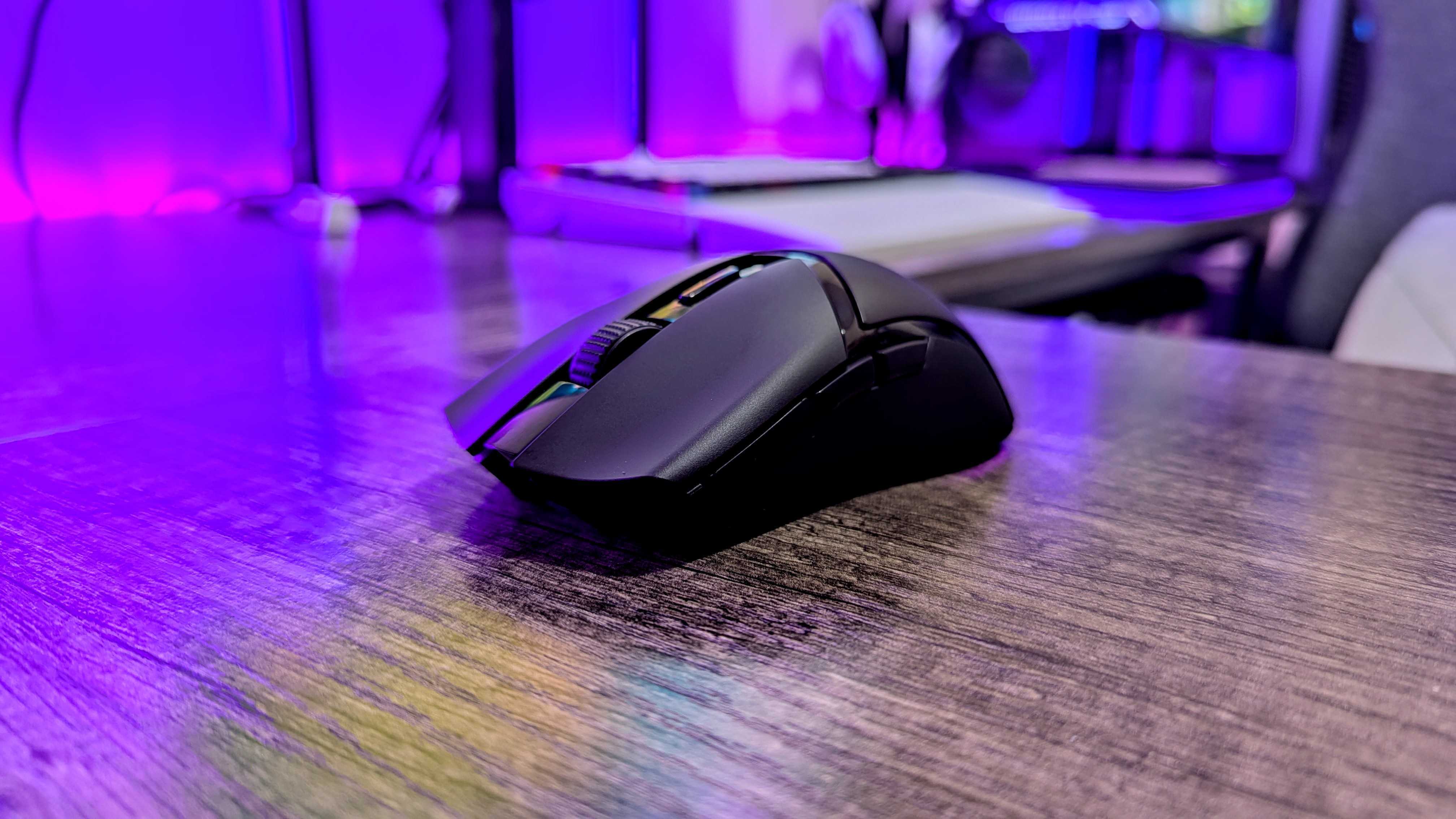Image of the Razer Cobra HyperSpeed wireless gaming mouse.