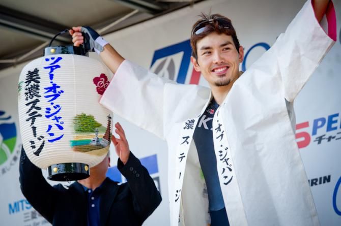The stage winner Sung Baek Park (KSPO) got a "happi" coat on the podium, made of traditional Japanese paper