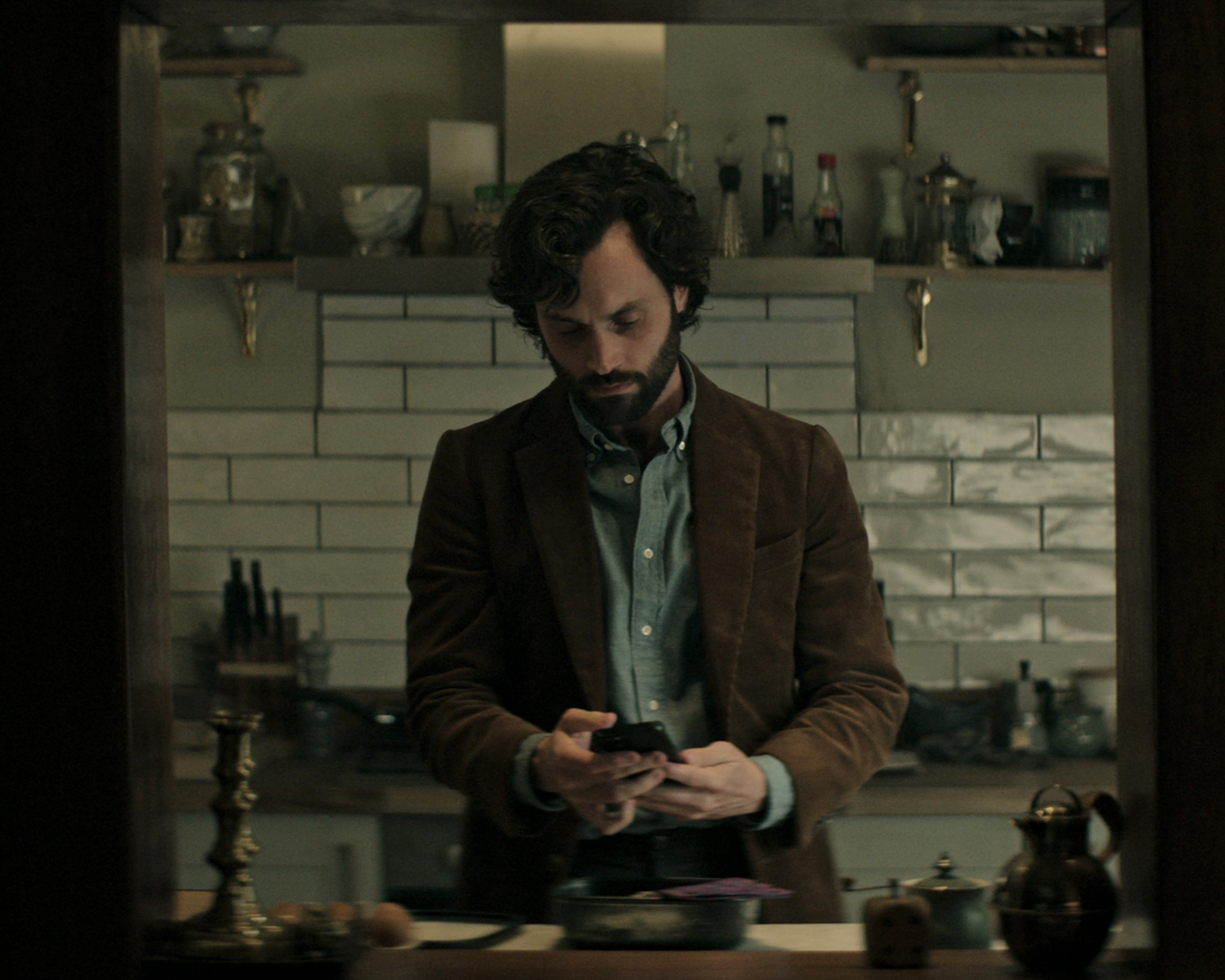 Penn Badgley sebagai Joe from You di dapur bergaya akademis yang gelap dan moody