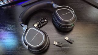 Photo taken by writer Rosalie Newcombe of the accessories of the Turtle Beach Stealth 700 Gen 3 gaming headset.