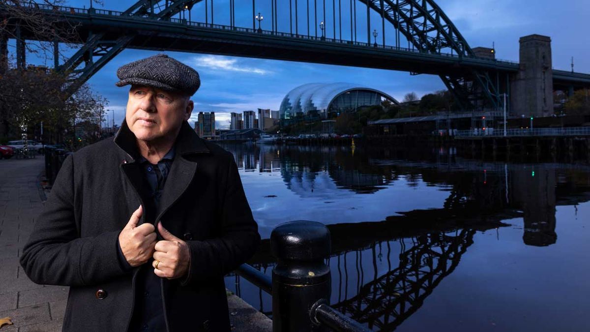 Mark Knopfler beneath the Tyne Bridge