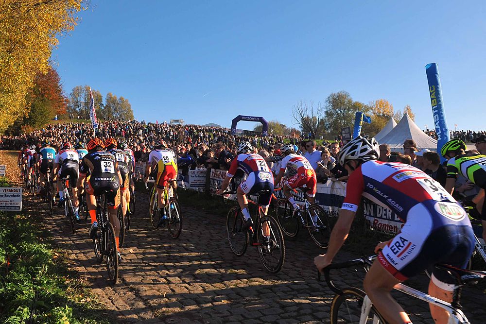 The men's field racing Koppenbergcross
