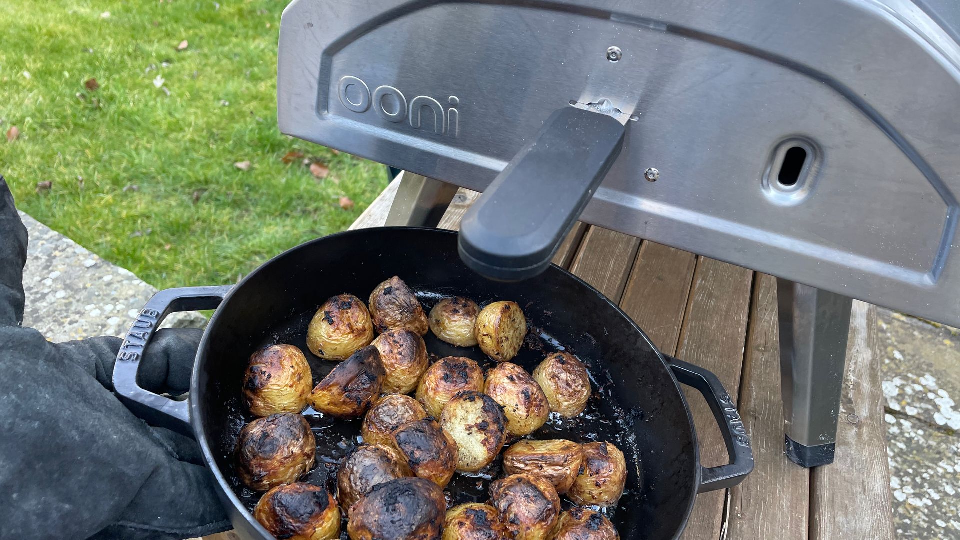 Testing roast potatoes in the ooni fyra 12