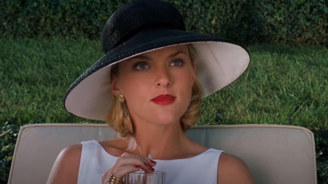 Elaine Hendrix in white dress and sun hat as Meredith Blake in The Parent Trap