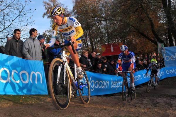 Tom Meeusen leads Gerben De Knegt into the sand.