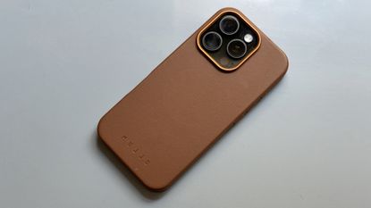 iPhone 16 Pro in the Mujjo Full Leather Case