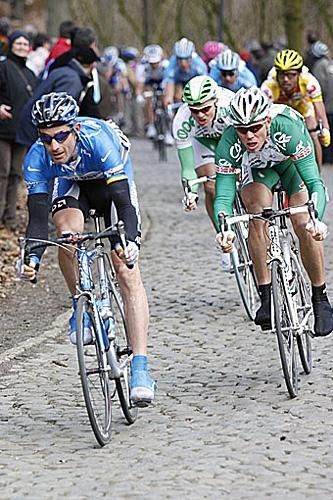 Hincapie leads Hushovd on the first descent of the Kemmelberg