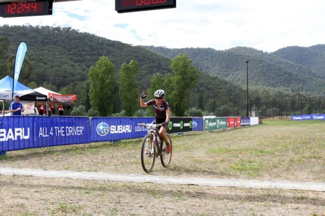 Bec Henderson wins the elite women's cross country