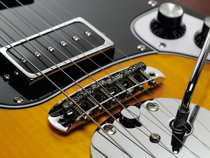 The Retro-1532's bridge is very similar to that of a Fender Jaguar.