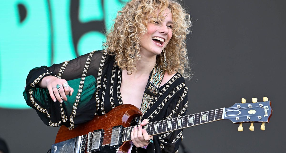 Grace Bowers plays the Californian music festival BottleRock Napa Valley with her Maestro-equipped Gibson SG Standard in cherry