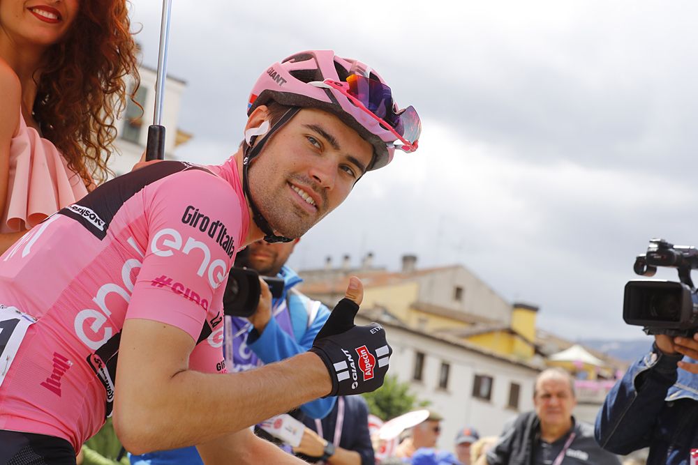 Race leader Tom Dumoulin (Giant-Alpecin) signs in for the start of stage 7 in Sulmona