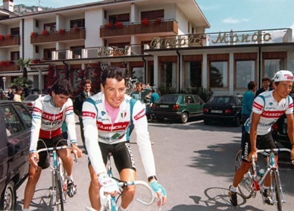 Giro leader Stephen Roche awaitst the start of stage 18. On the left is Claudio Chiapucci, on the right is Roche's teammate Eddy Schepers.