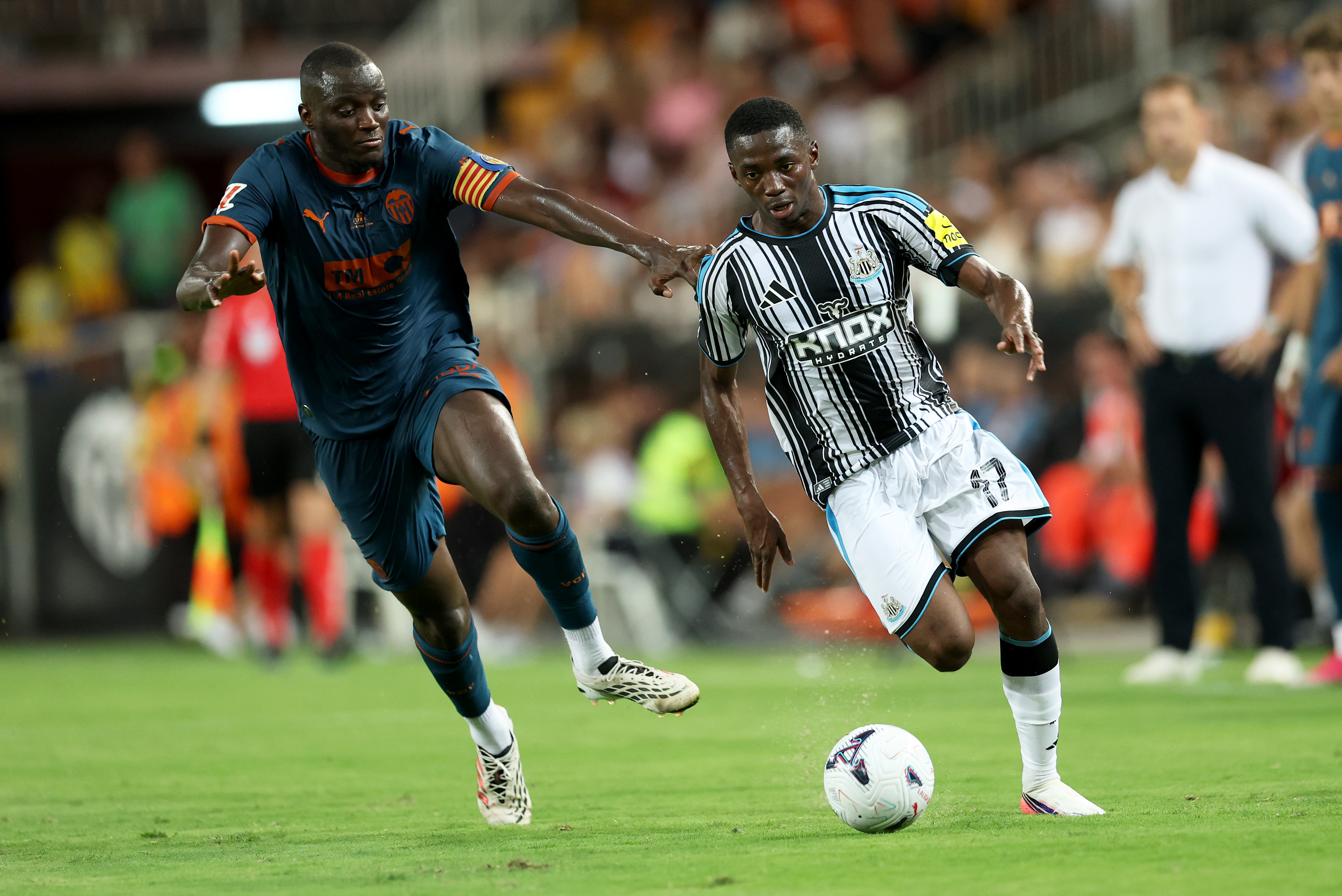 VALENCIA, SPAIN - AUGUST 08: Bazoumana Toure of Newcastle United runs with the ball whilst under pressure from Mouctar Diakhaby of Valencia CF during the pre-season friendly match between Valencia CF and Newcastle United at Estadio Mestalla on August 08, 2026 in Valencia, Spain. (Photo by Clive Brunskill/Getty Images)