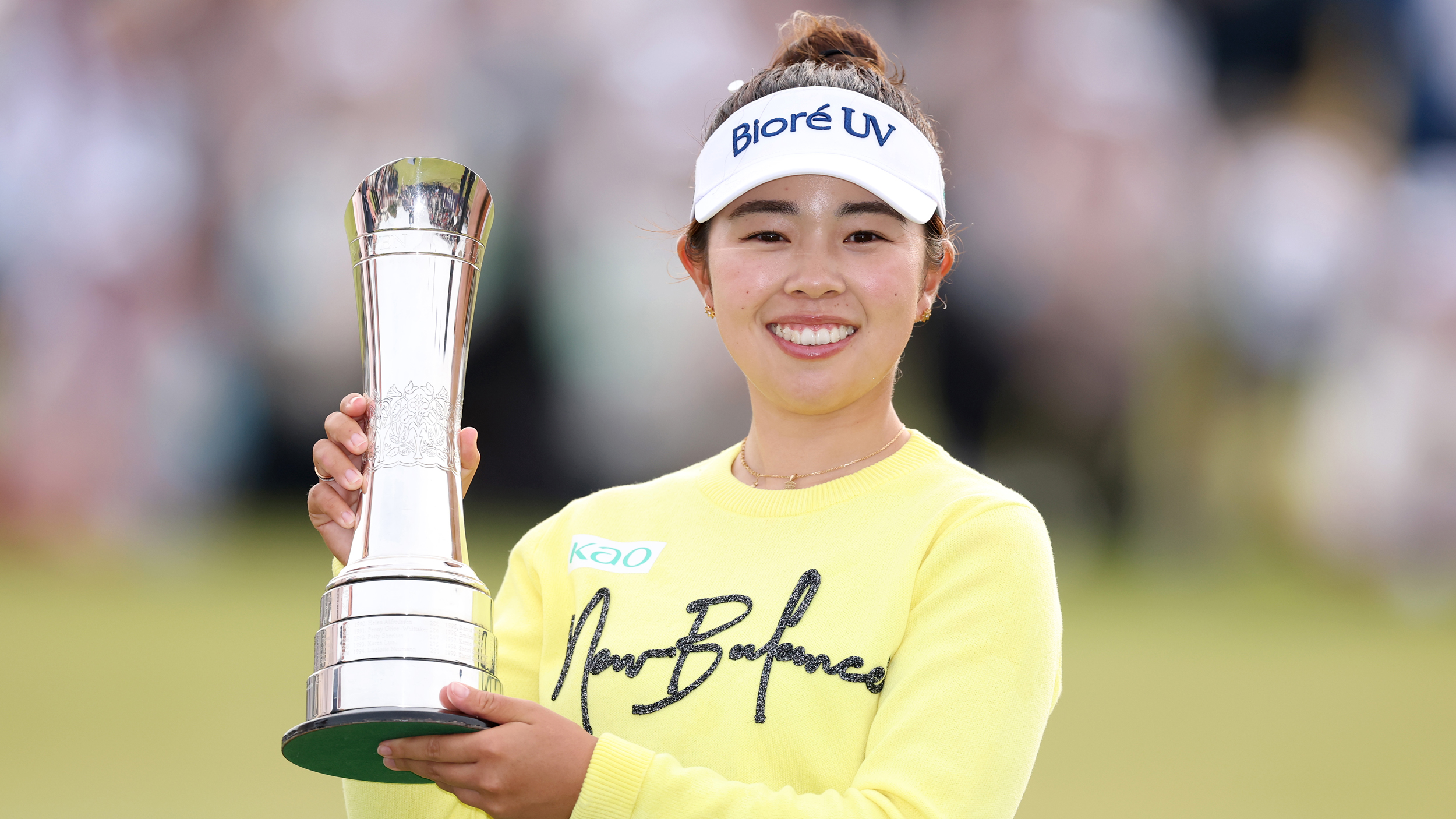 Miyu Yamashita poses with the AIG Women&#039;s Open trophy after her victory at Royal Porthcawl in 2025