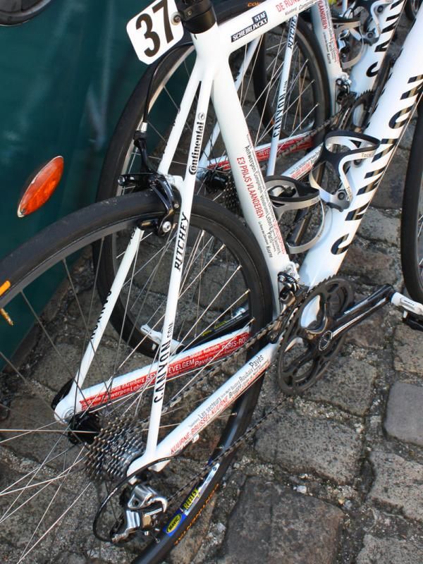 The small aluminum seat stays provide decent tire clearance at the seat stay bridge.