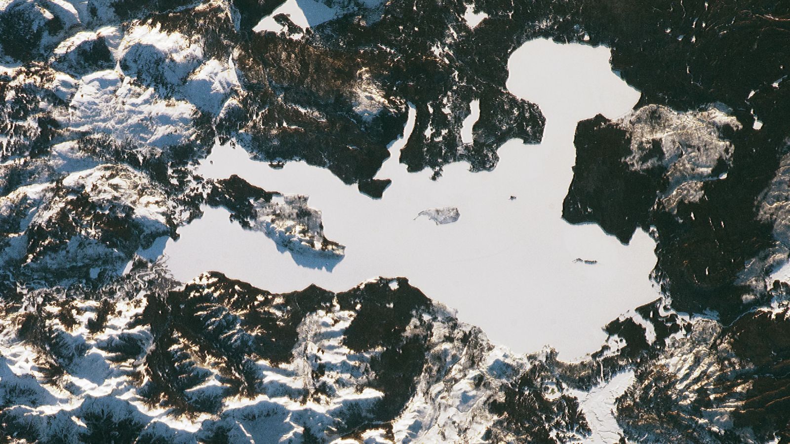 Deep snow blanket transforms Yellowstone Lake into a giant white void — Earth from space Deep snow blanket transforms Yellowstone Lake into a giant white void — Earth from space