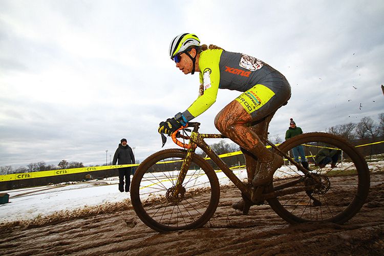 Rebecca Fahringer (Kona Maxxis Shimano) Jump out of the filed and established a nice lead