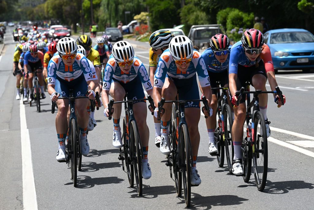 Franziska Koch (dsm-firmenich PostNL) and Dominika Wlodarczyk (UAE Team ADQ) in a short-lived attack