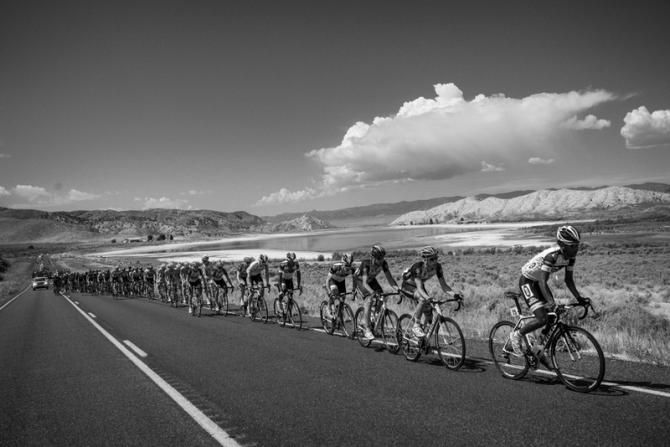 The peloton gets strung out as it takes up the chase.