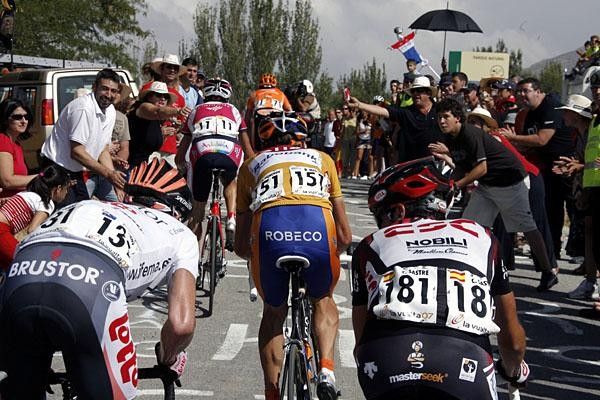 Sastre looks to see how Evans is doing while the duo tries to keep up with the Russian in oro.