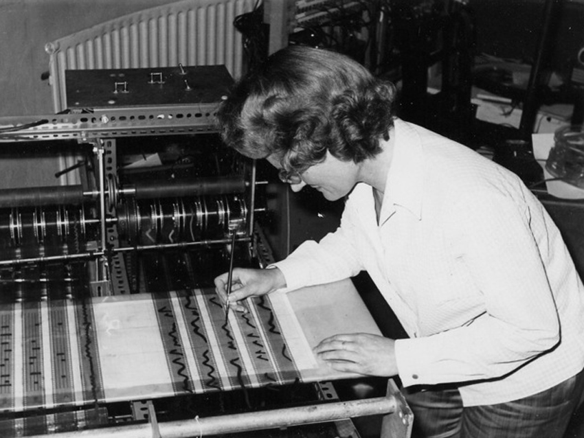 Daphne Oram at work on her machine.